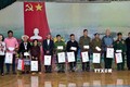 Trưởng Ban Tổ chức Trung ương Trương Thị Mai (ngoài cùng bên trái) tặng quà người có công với cách mạng, người dân tộc thiểu số có hoàn cảnh khó khăn của xã Xuân Quang, huyện Chiêm Hóa. Ảnh: Quang Cường 
