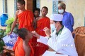 Bộ đội biên phòng Sóc Trăng khám bệnh cho đồng bào dân tộc Khmer. Ảnh: Trung Hiếu - TTXVN