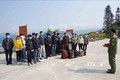 Bộ đội Biên phòng tỉnh Lai Châu tuyên truyền tới các trường hợp có ý định xuất cảnh trái phép sang Trung Quốc quay về địa phương. Ảnh: TTXVN phát
