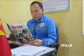 Anh Giàng Seo Châu nghiên cứu sách báo phục vụ cho công tác lãnh đạo tại địa phương. Ảnh: Hồng Ninh - TTXVN