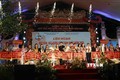 18 đơn vị tham dự Liên hoan hát Văn, hát Chầu Văn toàn quốc năm 2021 nhận cờ lưu niệm của Ban tổ chức. Ảnh: Hoàng Hùng - TTXVN