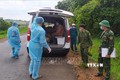 Bộ đội biên phòng Đắk Nông bàn giao các đối tượng vượt biên trái phép cho cơ sở y tế để đưa đi cách ly. Ảnh: TTXVN phát