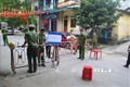 Các lực lượng triển khai rào chắn phong tỏa tạm thời 1 đoạn của tuyến đường Thanh niên, thuộc phường Hồng Hà, thành phố Yên Bái. Ảnh: Tuấn Anh - TTXVN