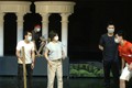 Các nghệ sĩ Nhà hát Tuổi trẻ tập luyện vở nhạc kịch “Cuộc chiến virus”. Ảnh : qdnd.vn