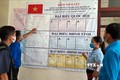 Cử tri xã A Roàng, huyện A Lưới tìm hiểu thông tin về những người ứng cử. Ảnh: Đỗ Trưởng - TTXVN
