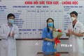 Lãnh đạo Bệnh viện Đà Nẵng trao hoa chúc mừng bệnh nhân. Ảnh: TTXVN