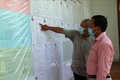 Cử tri xã Phước Trung, huyện Bác Ái tìm hiểu tiểu sử của các ứng cử viên đại biểu Quốc hội và HĐND các cấp tại tổ bầu cử số 5 ở địa phương. Ảnh: Công Thử - TTXVN