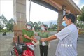 Đo thân nhiệt, rửa tay sát khuẩn phòng chống COVID - 19 tại điểm bỏ phiếu thuộc khu vực bầu cử số 3, phường V, thành phố Vị Thanh, sáng 21/5. Ảnh: Duy Khương - TTXVN