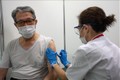 Tiêm vaccine ngừa COVID-19 cho người dân tại Tokyo, Nhật Bản ngày 24/5/2021. Ảnh: AFP/TTXVN