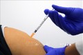 Tiêm chủng vaccine ngừa COVID-19 tại Sydney, Australia. Ảnh: AFP/TTXVN