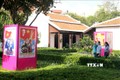 Triển lãm tranh cổ động kỷ niệm 110 năm Ngày Bác Hồ ra đi tìm đường cứu nước tại khuôn viên khu di tích Trường Dục Thanh, thành phố Phan Thiết. Ảnh: Nguyễn Thanh - TTXVN