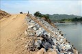 Một đoạn kè chống sạt lở bờ sông Lô đang được thi công. Ảnh Vũ Quang – TTXVN