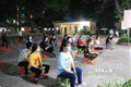 Người dân thôn Giang Liễu, xã Phương Liễu, huyện Quế Võ (Bắc Ninh) xếp hàng chờ lấy mẫu xét nghiệm đêm 4/6. Ảnh: Thanh Thương - TTXVN