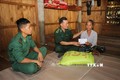 Bộ đội biên phòng Quảng Trị hỗ trợ gạo và tiền cho một hộ nghèo ở vùng biên giới huyện miền núi Hướng Hóa. Ảnh: Hồ Cầu - TTXVN
