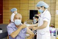 Nhân viên y tế Bệnh viện Đa khoa tỉnh Lạng Sơn tiêm vắc xin COVID-19 cho nhân viên, lái xe làm việc tại Cửa khẩu Tân Thanh. Ảnh: Thái Thuần - TTXVN