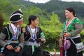 Đồng bào dân tộc Mông gặp gỡ, trao đổi giao lưu tâm sự với nhau trong ngày Tết Độc lập. Ảnh: Quý Trung - TTXVN