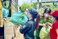 Các thành viên Hội Phụ nữ Công an tỉnh Đắk Lắk và Hội Chữ thập Đỏ thành phố Buôn Ma Thuột tập kết rau xanh để chuyển đến Thành phố Hồ Chí Minh. Ảnh: baodaklak.vn
