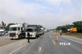 Cảnh sát giao thông hướng dẫn xe vào chốt liên ngành kiểm soát phòng, chống dịch COVID-19 trên quốc lộ 1A thuộc huyện Hàm Tân, Bình Thuận. Ảnh: Nguyễn Thanh - TTXVN
