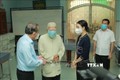 Phó Thủ tướng Thường trực Trương Hòa Bình thăm hỏi tình hình cuộc sống của đồng bào dân tộc Chăm tại Quận 8, TP.Hồ Chí Minh. Ảnh: Quang Châu - TTXVN
