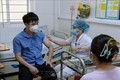 Y, bác sỹ Bệnh viện đa khoa Hà Tĩnh tiêm vaccine phòng COVID-19 đợt 3 cho đối tượng ưu tiên. Ảnh: Công Tường-TTXVN