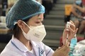 Nhân viên y tế của Bệnh viện Đa khoa tỉnh Bình Định chuẩn bị vaccine phòng COVID-19 để tiêm cho người dân thành phố Quy Nhơn. Ảnh: Nguyên Linh-TTXVN
