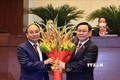 Chủ tịch Quốc hội Vương Đình Huệ chúc mừng Chủ tịch nước Nguyễn Xuân Phúc. Ảnh: Thống Nhất - TTXVN