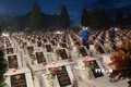 Hàng nghìn ngọn nến được các đoàn viên, thanh niên tỉnh Hà Giang thắp lên tại Nghĩa trang Liệt sỹ Quốc gia Vị Xuyên. Ảnh: Nguyễn Chiến - TTXVN
