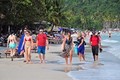 Đông đảo khách quốc tế thăm quan, tắm biển tại bãi Ông Lang ở Phú Quốc. Ảnh: Lê Huy Hải - TTXVN
