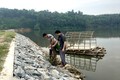 Cán bộ Ban quản lý công trình thủy lợi xã Đội Cấn (T.P Tuyên Quang) kiểm tra van điều tiết tại hồ thủy lợi xã Đội Cấn. Nguồn:bqldanntuyenquang.gov.vn
