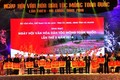 Ban Chỉ đạo, Ban Tổ chức Ngày hội trao cờ lưu niệm cho các tỉnh tham gia Ngày hội Văn hóa dân tộc Mông lần thứ II năm 2016 tại Hà Giang. Ảnh: Minh Tâm - TTXVN