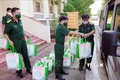 Lực lượng vũ trang tỉnh Sóc Trăng chuyển quà mang tặng người dân vùng dịch. Ảnh: Trung Hiếu-TTXVN
