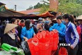 Đông đảo người dân xã Liên Châu, huyện Yên Lạc tham gia chống rác thải nhựa khi đi chợ. Ảnh: Nguyễn Thảo – TTXVN
