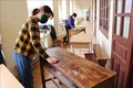 Thầy cô giáo trường Phổ thông Dân tộc bán trú THCS Dào San (Phong Thổ, Lai Châu) lau dọn bàn ghế chuẩn bị đón học sinh tựu trường. Ảnh: Nguyễn Oanh - TTXVN