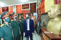 Đại biểu các cơ quan, đơn vị của Bộ Quốc phòng thăm Phòng trưng bày tại gia đình Đại tướng Võ Nguyên Giáp. Ảnh: Trọng Đức - TTXVN
