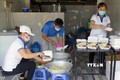 Bếp nhà từ tâm thuộc Trung ương Hội Liên hiệp Thanh niên Việt Nam, mỗi buổi nấu từ 150 đến 200 suất ăn cho lực lượng tuyến đầu. Ảnh: Xuân Triệu - TTXVN