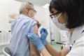 Tiêm vaccine ngừa COVID-19 cho người cao tuổi tại Tokyo, Nhật Bản. Ảnh: Kyodo/TTXVN
