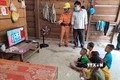 Trẻ em tại điểm làng Dao, thôn 3, xã Ia Dom, huyện Ia H’Drai, tỉnh Kon Tum quây quần xem tivi kể từ khi làng có điện. Ảnh: Dư Toán – TTXVN.