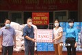 100 suất quà được trao cho lực lượng công tác tại khu cách ly phong tỏa khu chung cư 310 Minh Khai. Ảnh: TTXVN phát
