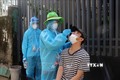 Lấy mẫu xét nghiệm sàng lọc virus SARS-CoV-2 trên địa bàn phường Vĩnh Lạc, thành phố Rạch Giá (Kiên Giang). Ảnh: Lê Huy Hải - TTXVN
