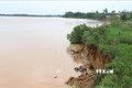 Bờ sông Thạch Hãn đoạn qua phường Đông Lương, thành phố Đông Hà bị sạt lở do mưa lớn. Ảnh: Nguyên Lý-TTXVN
