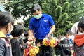 Ông Xiêng Thanh Phúc - Bí thư Tỉnh đoàn Kon Tum tặng quà Tết Trung thu cho các em thiếu nhi tại xã Măng Cành, huyện Kon Plông. Ảnh: TTXVN phát

