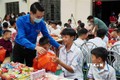 Tỉnh Đoàn Lai Châu tặng quà cho các em học sinh vui Tết Trung thu. Ảnh: Nguyễn Oanh-TTXVN.
