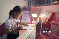 Học sinh lớp 2 trường tiểu học Hàm Nghi (thành phố Đông Hà) tỉnh Quảng Trị học online tại nhà vào buổi tối. Ảnh: Thanh Thủy - TTXVN

