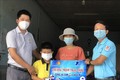VPNT Đắk Lắk chi nhánh Krông Bông phối hợp với Hội đồng Đội huyện tặng Sim 4G cho học sinh tiểu học có hoàn cảnh khó khăn. Ảnh: Hoài Thu - TTXVN.
