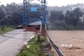 Cầu treo bắc qua sông Pô kô, đoạn nối thị trấn Đăk Glei và thôn Đông Sông, thôn Đông Thượng (huyện Đăk Glei, tỉnh Kon Tum) đã bị nước lũ cuốn trôi mố Cầu. Ảnh: TTXVN phát
