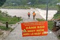 Bộ đội Biên phòng Quảng Bình tại các địa bàn, khu vực phối hợp với chính quyền địa phương rà soát, kiểm tra, cắm biển cảnh báo nguy hiểm tại các vùng ngập lụt, sạt lở...Ảnh: Võ Dung -TTXVN
