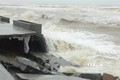 Kè biển Nhật Lệ (Quảng Bình) bị sóng đánh tan hoang. Ảnh: Đức Thọ - TTXVN
