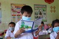 Học sinh trường Tiểu học Nguyễn Văn Cừ ở xã Đăk Pxi huyện Đăk Hà (Kon Tum) được Quỹ Bảo vệ và Phát triển rừng tỉnh Kon Tum hỗ trợ giúp các em tự tin đến lớp. Ảnh: Cao Nguyên-TTXVN
