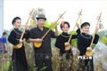 Nghệ nhân Mã Văn Trực ( huyện Ba Bể, tỉnh Bắc Kạn) biểu diễn làn điệu hát Then. Ảnh: Minh Đức –TTXVN
