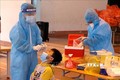 Nhân viên tế Phú Thọ tổ chức lấy mẫu xét nghiệm lần 3 cho học sinh Trường tiểu học Bạch Hạc. Ảnh: Trung Kiên – TTXVN
